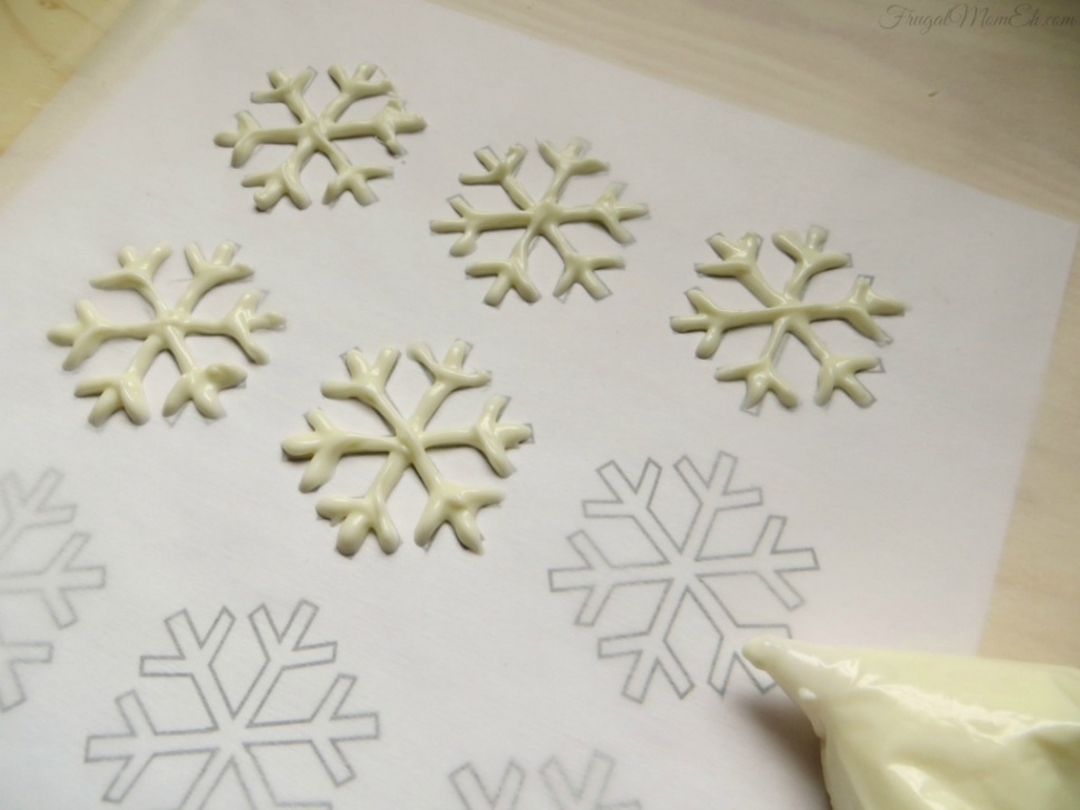 Snowflake Cupcakes with Free Printable Snowflake Template!